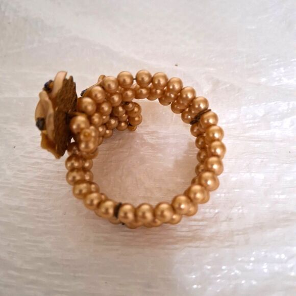 A Women's Vintage Costume Jewelry Bracelet Memory Wire Faux Pearl Grannycore. - Picture 3 of 7